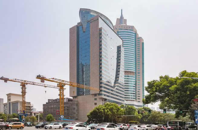 長沙華僑國際定制了一套不銹鋼污水提升系統解決地下室衛生間排污問題